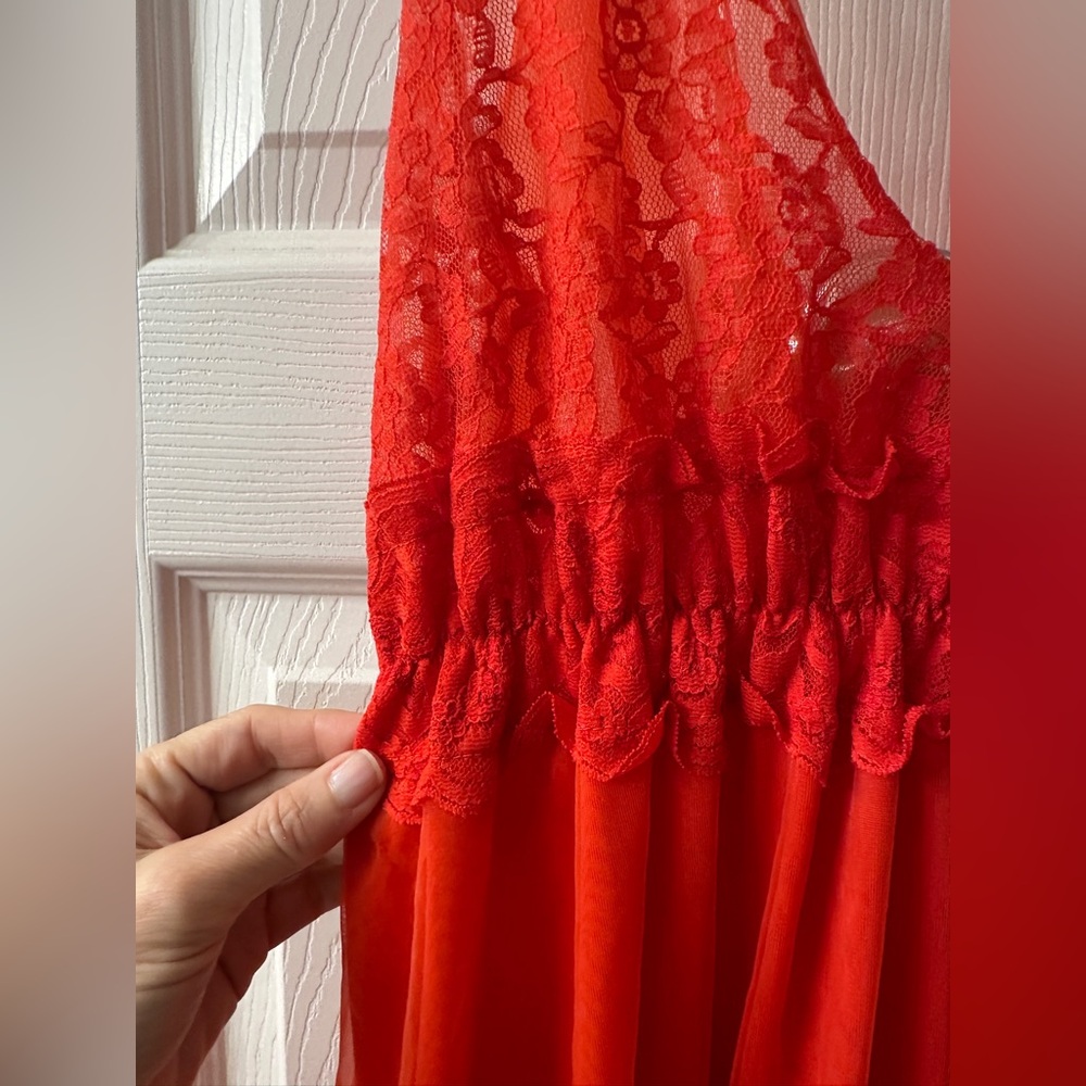 ⭐ Vintage Vanity Fair Red Nylon Lace Peignoir Set (Robe + Nightgown) - Picture 5 of 13